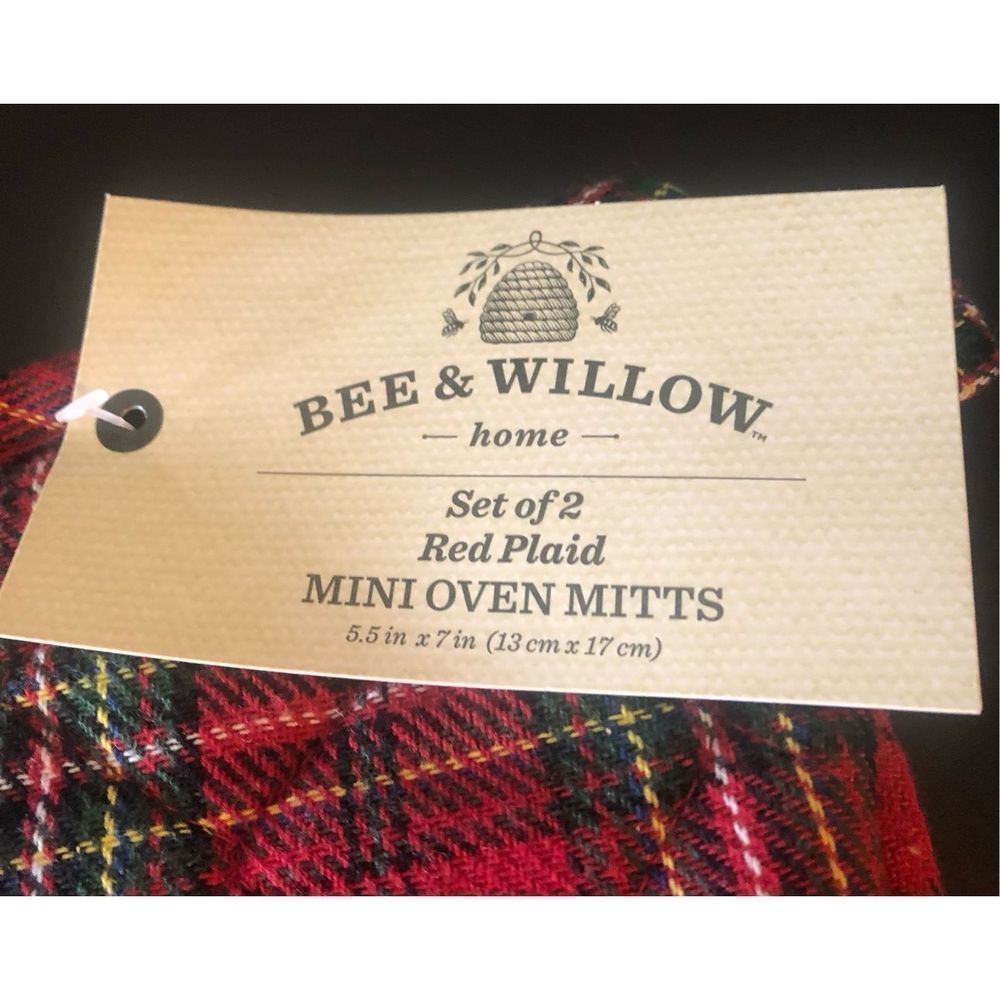 Bee & Willow Round Tablecloth, 4 Napkins and 2 Mini Oven Mitts - Picture 7 of 7